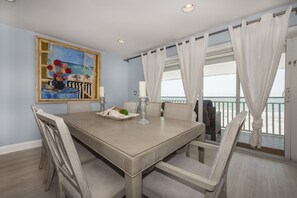 Executive Condo, 4 Bedrooms, Balcony, Ocean View | Living area