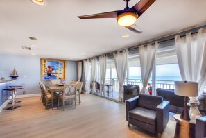 Executive Condo, 4 Bedrooms, Balcony, Ocean View | Living area