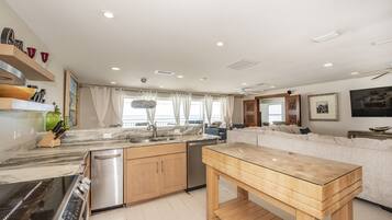 Executive Condo, 4 Bedrooms, Balcony, Ocean View | Private kitchen | Full-size fridge, microwave, oven, stovetop