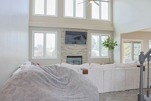 Golf Oasis Sleeps 22 Hot tub Firepit Gym Pool