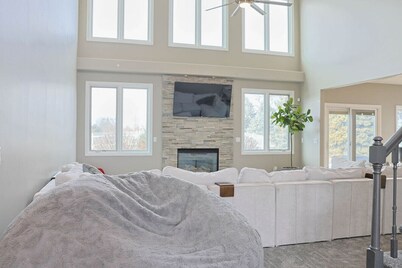 Golf Oasis Sleeps 22 Hot tub Firepit Gym Pool