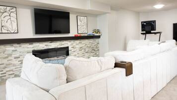 Una Smart TV, una chimenea, un futbolín