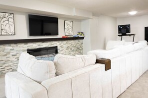 Una Smart TV, una chimenea, un futbolín