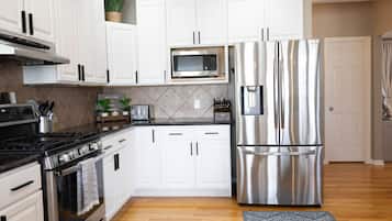 Frigorífic, microones, forn i placa de cuina