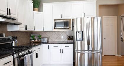 Golf Oasis Sleeps 22 Hot tub Firepit Gym Pool