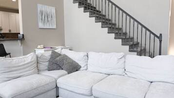 Televisor intel·ligent, llar de foc i futbolí