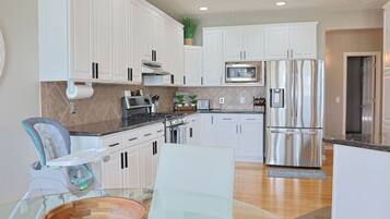 Frigorífic, microones, forn i placa de cuina