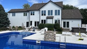 Et toetagers hus med swimmingpool, udendørs siddepladser og jacuzzi.