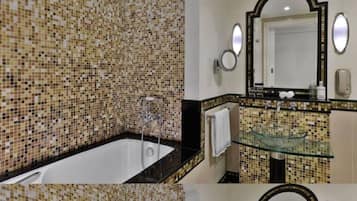 Baignoire, chaussons, bidet, serviettes fournies