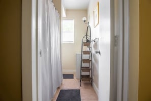 アイロン / アイロン台、WiFi (無料)、ベッドシーツ