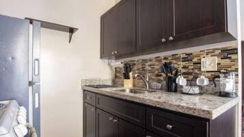 冰箱、微波炉、烤箱、炉灶