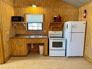 Kjøleskap, mikrobølgeovn, ovn og kokeplater