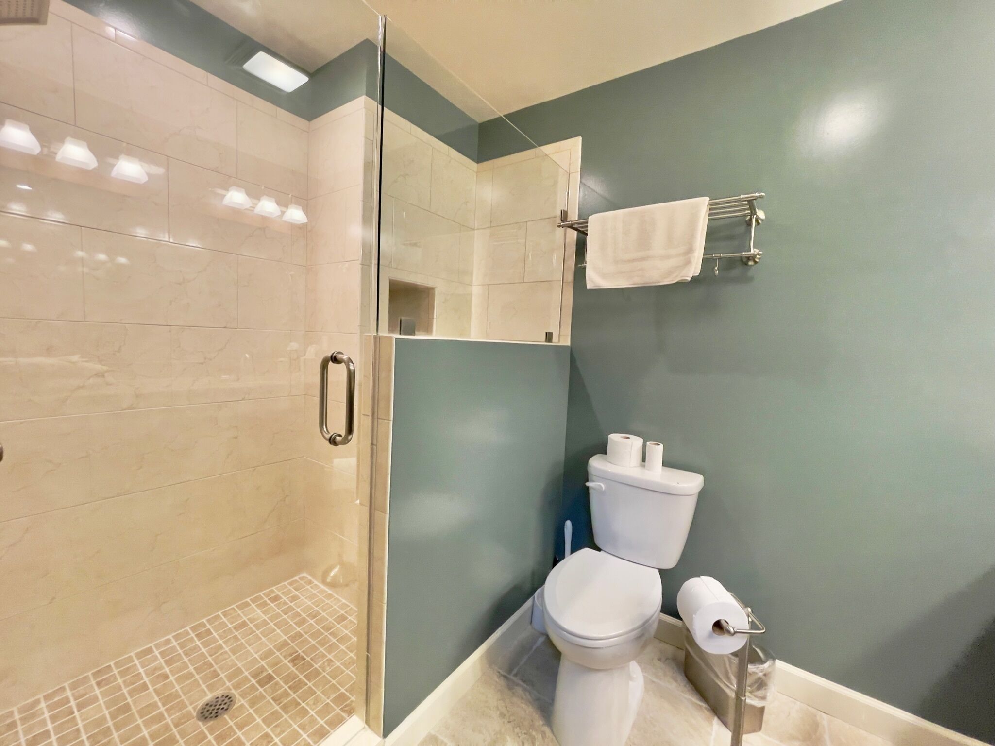 Black Bear Roost on Lake Santeetlah & near 'Tail of the Dragon'