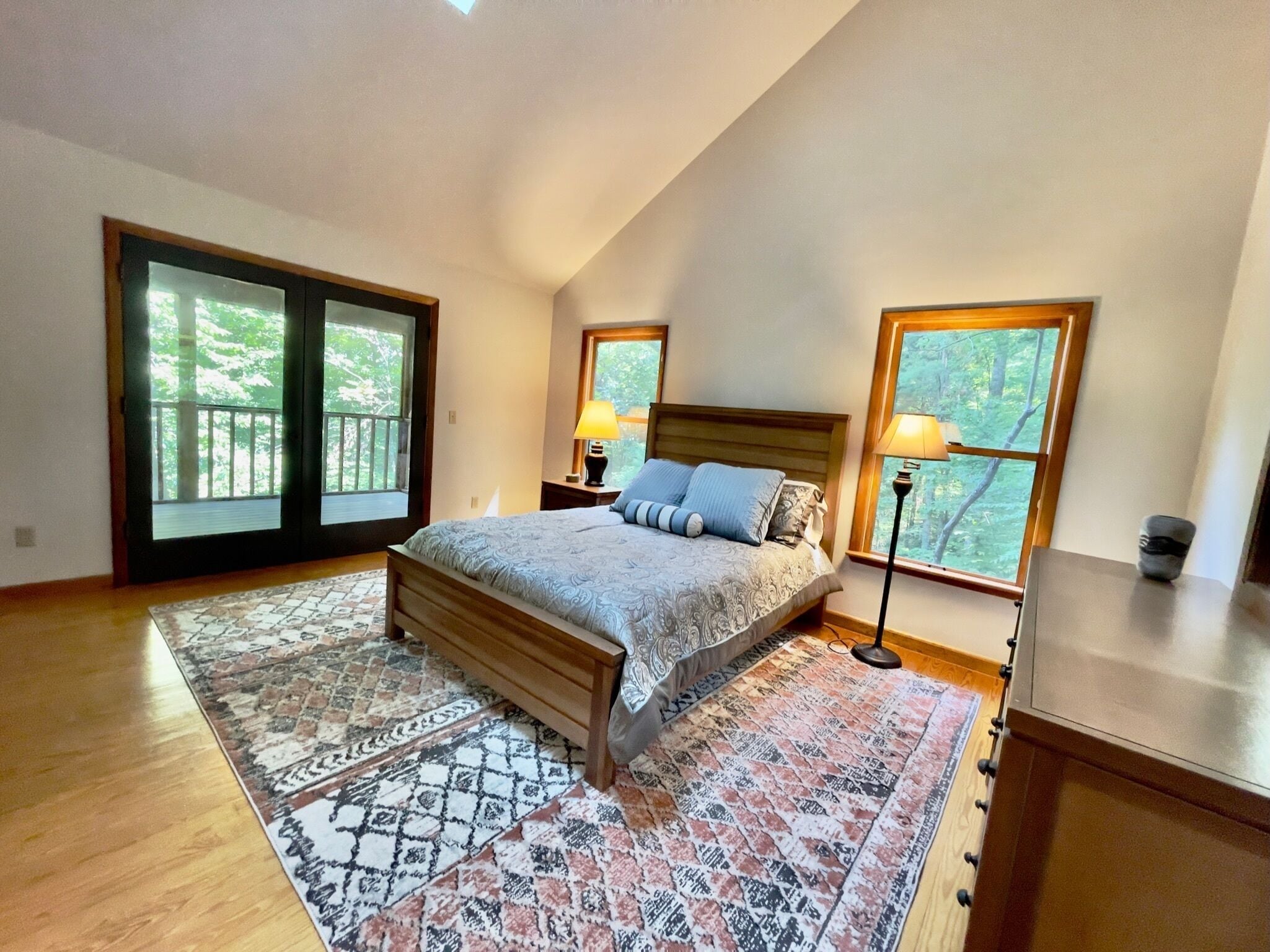 Black Bear Roost on Lake Santeetlah & near 'Tail of the Dragon'