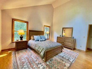 3 habitaciones, escritorio, tabla de planchar con plancha y wifi 