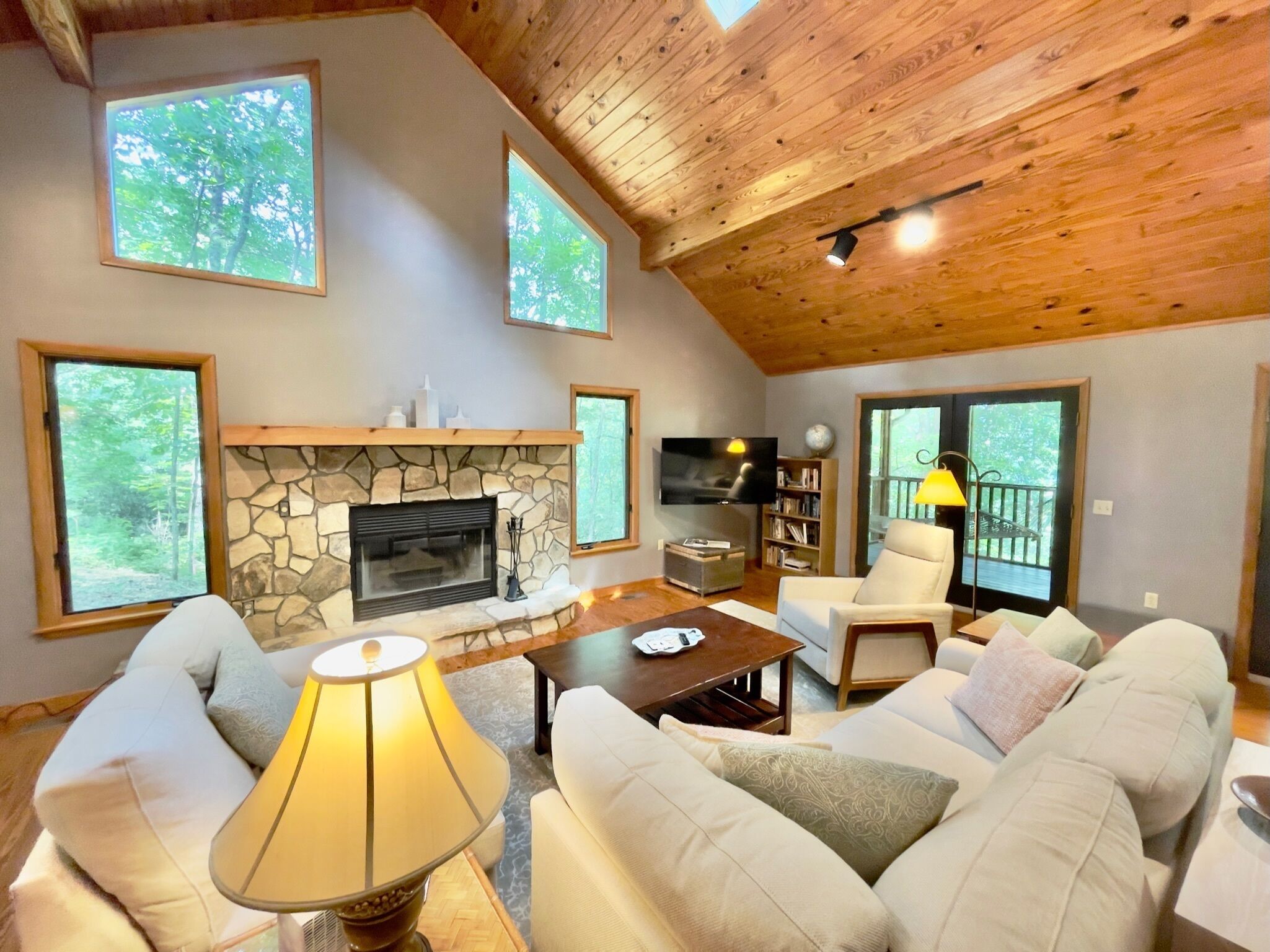 Black Bear Roost on Lake Santeetlah & near 'Tail of the Dragon'