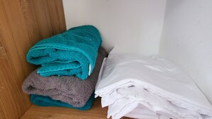 A wooden shelf with folded towels and linens. - Cartagena functional apartment 2 blocks from the beach Marbella (Cartagena de Indias)