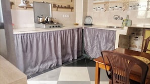 Réfrigérateur, plaque de cuisson, lave-vaisselle, cafetière/bouilloire