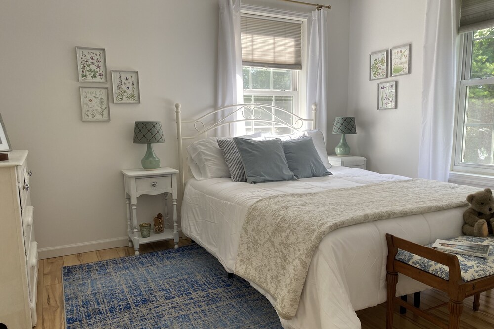 Charming Cottage in Private Lake Community (Pet-Friendly!)