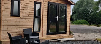 Cosy Log Cabin - views of Scrabo Tower