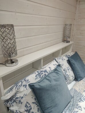 1 bedroom, desk, iron/ironing board, travel cot - Cosy Log Cabin - views of Scrabo Tower (Comber)