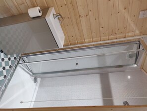 Shower, eco-friendly toiletries, hair dryer, towels - Cosy Log Cabin - views of Scrabo Tower (Comber)