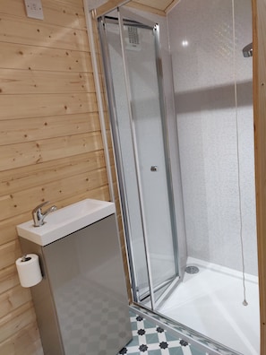 Douche, articles de toilette écologiques, sèche-cheveux