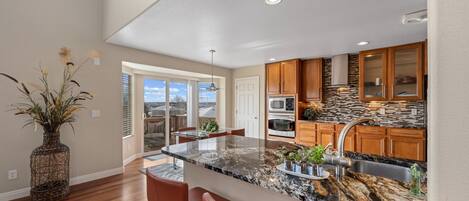 KĂŒhlschrank, Mikrowelle, Ofen, Herdplatte