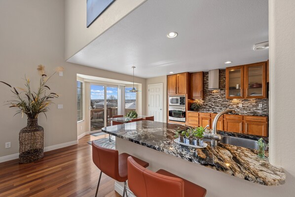 Fridge, microwave, oven, stovetop - Aurora Manor with Breathtaking Views (Aurora)