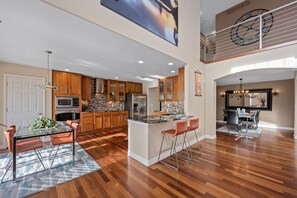 Fridge, microwave, oven, stovetop - Aurora Manor with Breathtaking Views (Aurora)