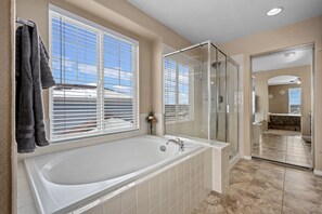 Bathtub, hair dryer, towels, soap - Aurora Manor with Breathtaking Views (Aurora)
