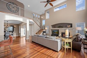 Smart TV, fireplace, books, stereo - Aurora Manor with Breathtaking Views (Aurora)