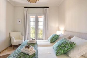 8 slaapkamers, een strijkplank/strijkijzer, reisbedje, gratis wifi