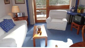 Fernseher, Tischfußball, Tischtennisplatte, Bücher