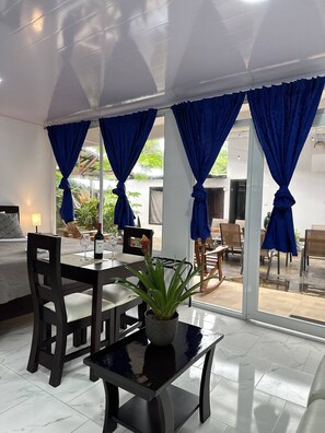 Premium Room, 1 Queen Bed, Kitchenette, Ground Floor | Pillow-top beds, individually decorated, individually furnished - Hotel Serendipity tortuguero (Colorado)