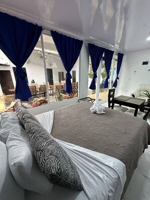 Rom – premium, 1 queensize-seng, tekjøkken, 1. etasje | Senger med overmadrass, individuelt dekorert og individuelt innredet