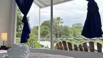 أسرّة بطبقة علوية مريحة وبديكورات فريدة لكل غرفة وطراز فريد لكل وحدة