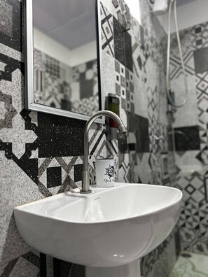 Premium kamer, 1 queensize bed, kitchenette, op benedenverdieping | Badkamer | Een douche, een bidet, handdoeken