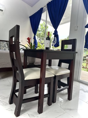 Chambre Supérieure, 1 grand lit, coin cuisine, vue parc | Coin séjour