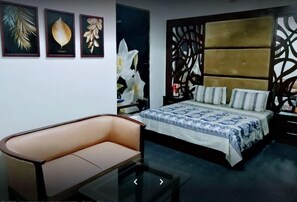 Deluxe Double Room | Iron/ironing board, free WiFi, bed sheets - 7 S even Guest House (Karachi)