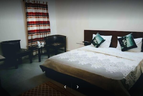 Quarto casal luxo | Ferros/tábuas de passar roupa, Wi-Fi de cortesia, roupa de cama