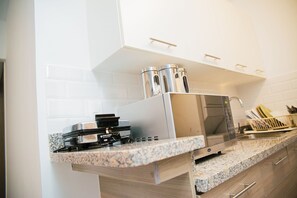 Kühlschrank, Mikrowelle, Ofen, Herdplatte