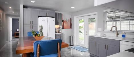 Réfrigérateur, micro-ondes, four, plaque de cuisson