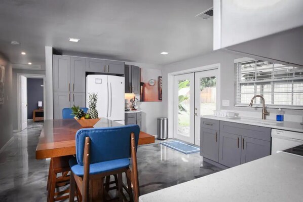 Fridge, microwave, oven, stovetop - Charming Family Oasis - Dog-Friendly - Backyard (Brandon)