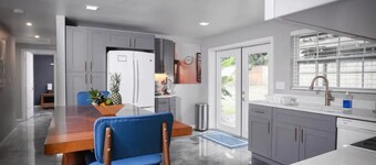 Charming Family Oasis - Dog-Friendly - Backyard