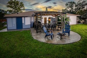 Outdoor dining - Charming Family Oasis - Dog-Friendly - Backyard (Brandon)