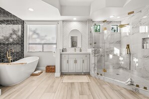 Combined shower/bathtub, hair dryer, towels - Pura Vida: Waterslide, Golf, and GameRM! (Indio)