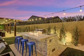 Outdoor dining - Wanderlust: PickleBall & Game Rm (Indio)