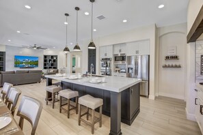 Fridge, microwave, oven, stovetop - Wanderlust: PickleBall & Game Rm (Indio)