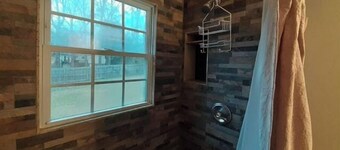 Elm Circle Cozy Cottage walking distance to Downtown.